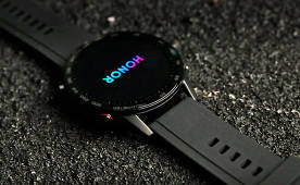 Na webe sa zobrazujú vykreslené inteligentné hodinky Honor Watch Magic 2