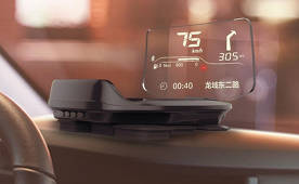 Xiaomi Car Robot Smart HUD: en ny projektionsskärm för en bil med en bild på glas