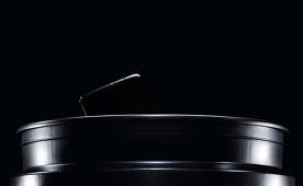 Smartphone OnePlus 7 sem proteção IP, mas com permissão para tomar banho em um balde
